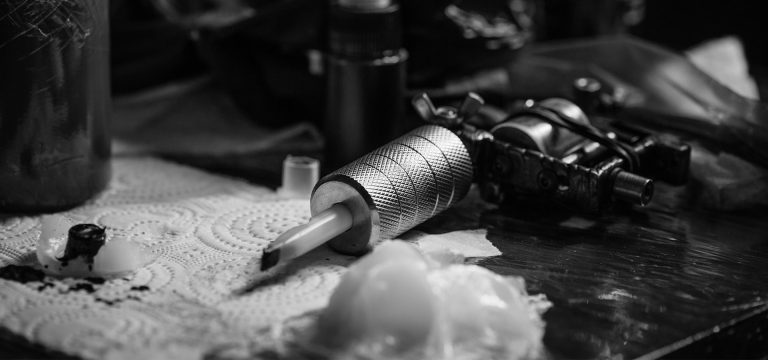 Inicio close up view of tattoo machine ink and other equi YE7EAYZ.jpg
