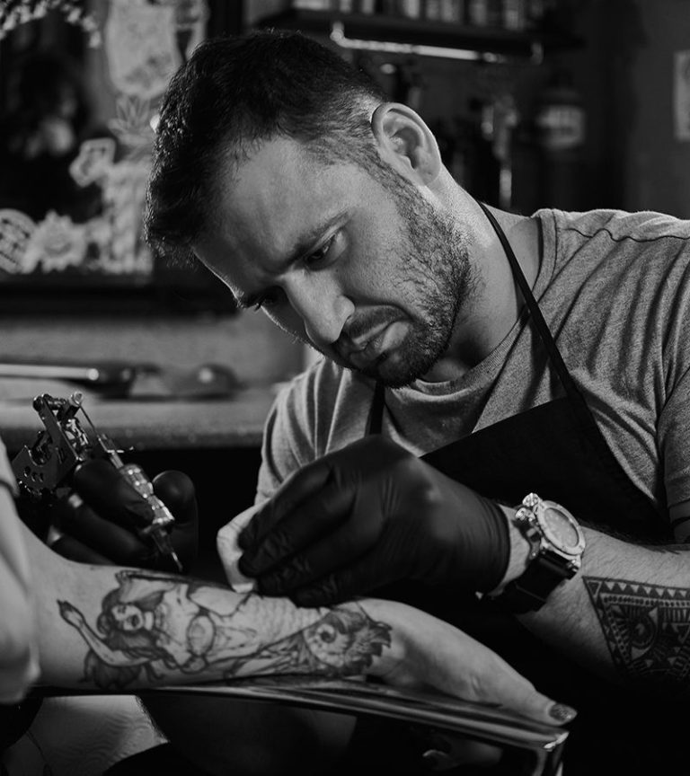 Inicio tattoo master is creating new tattoo for customer PVWNHKG.jpg