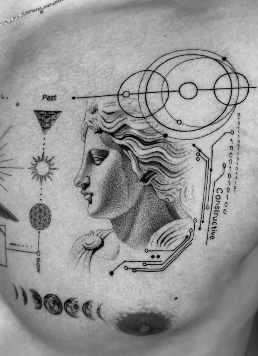 Tatuaje de microrrealismo en el pecho con busto clásico y geometría, por James Ramos